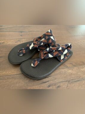Sanuk Black Sling Sandals with Navy, Rust & White Patterned Straps Size 7